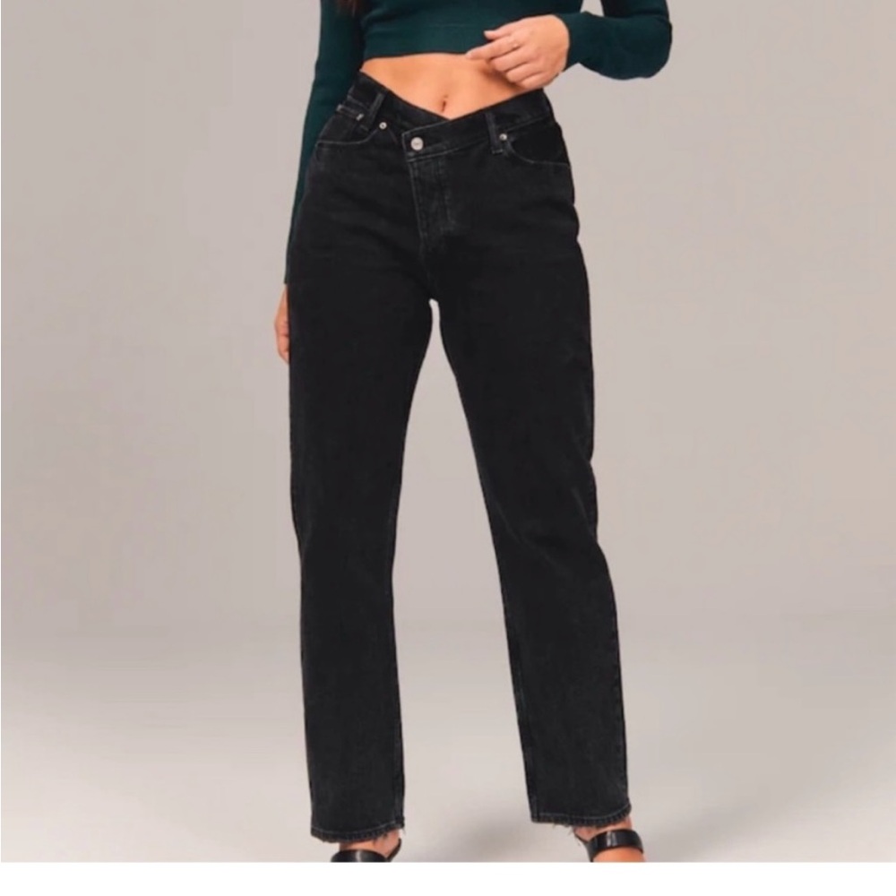 Abercrombie & Fitch Ultra High Rise 90s Straight Criss-Cross Jean